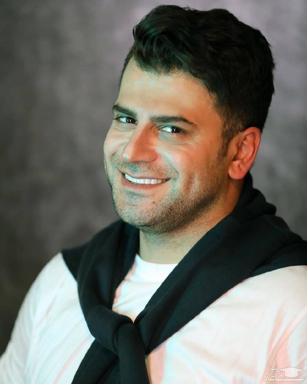 ژست عجیب و شیطنت روزبه در پاساژ | عینک آفتابی تو پاساژ ؟