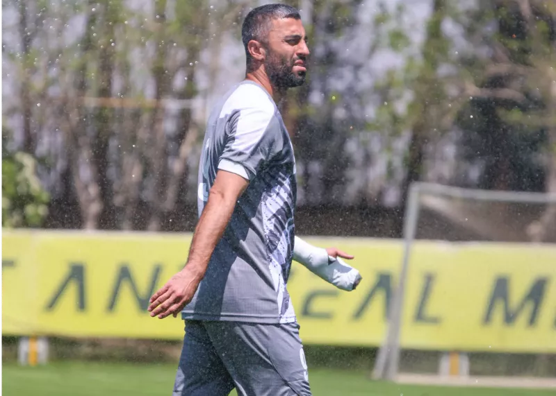 کاوه با دست شکسته امید گلزنی سپاهان