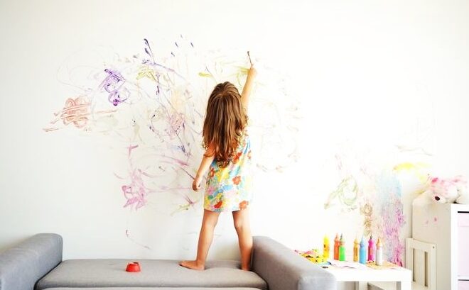 نحوه تمیز کردن لکه خودکار و ماژیک از دیوار | چند ترفند طلایی برای پاک کردن تمیز کردن لکه خودکار و ماژیک از روی دیوار