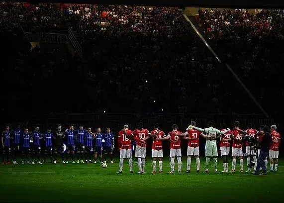 اتحاد هواداران اینتر و میلان در سوگ پاپ (عکس)