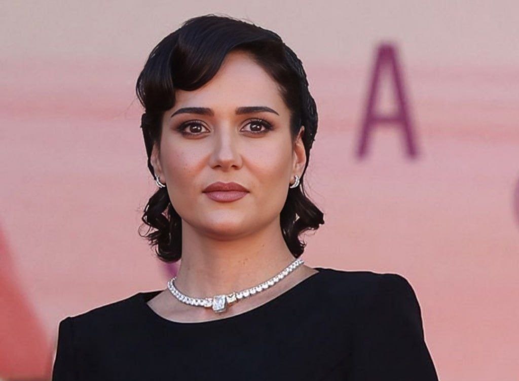 زیبایی خیره کننده پریناز ایزدیار در جشنواره کن | وقتی فرانسوی ها عاشق پریناز ایزدیار میشن + فیلم