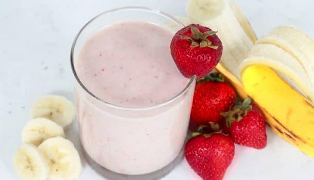 طرز تهیه اسموتی موز و توت فرنگی ؛ مخصوص روزهای تابستان