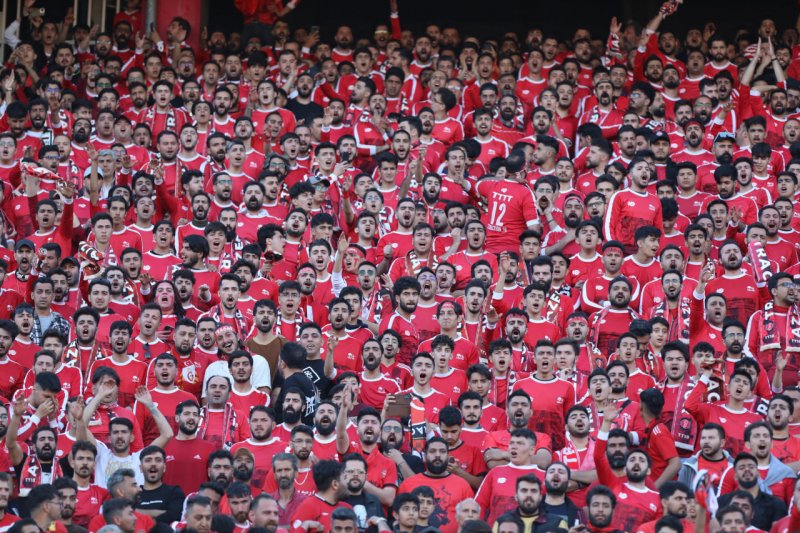 تراکتور مملو از تماشاگر، از خانه ببینید!