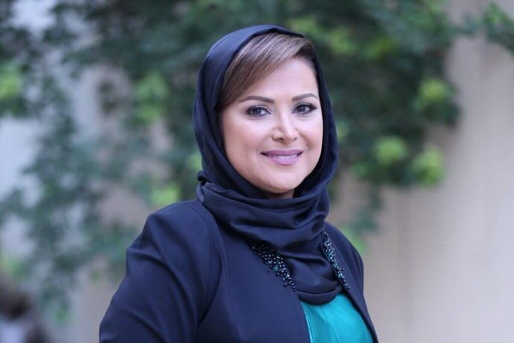 نگاهی به استایل کلاسیک کمند امیرسلیمانی با مانتوی قرمز و شیک | استایل جدید خانم بازیگر غوغا کرد