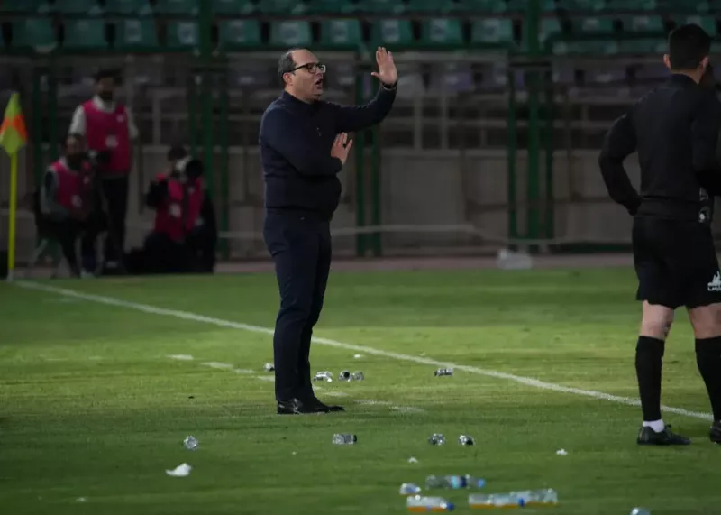 سرمربی سرشناس چالش‌های عجیب را دریبل زد! (عکس)