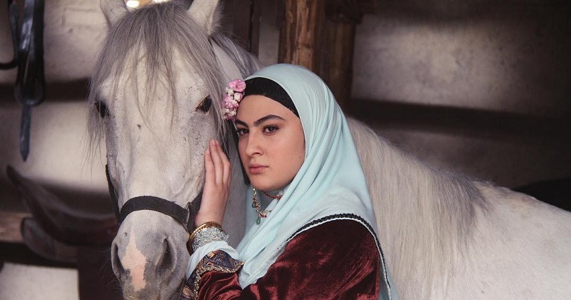 تغییر چهره فخرالزمان سریال بانوی عمارت پس از 8 سال | مریم مومن از زمین تا آسمون تغییر کرده