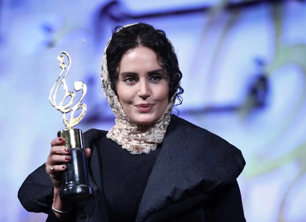 طبیعت گردی الناز شاکردوست با موهای رنگی اش | خلاقیت بی‌نظیر الناز شاکردوست برای درست کردن اجاق در طبیعت