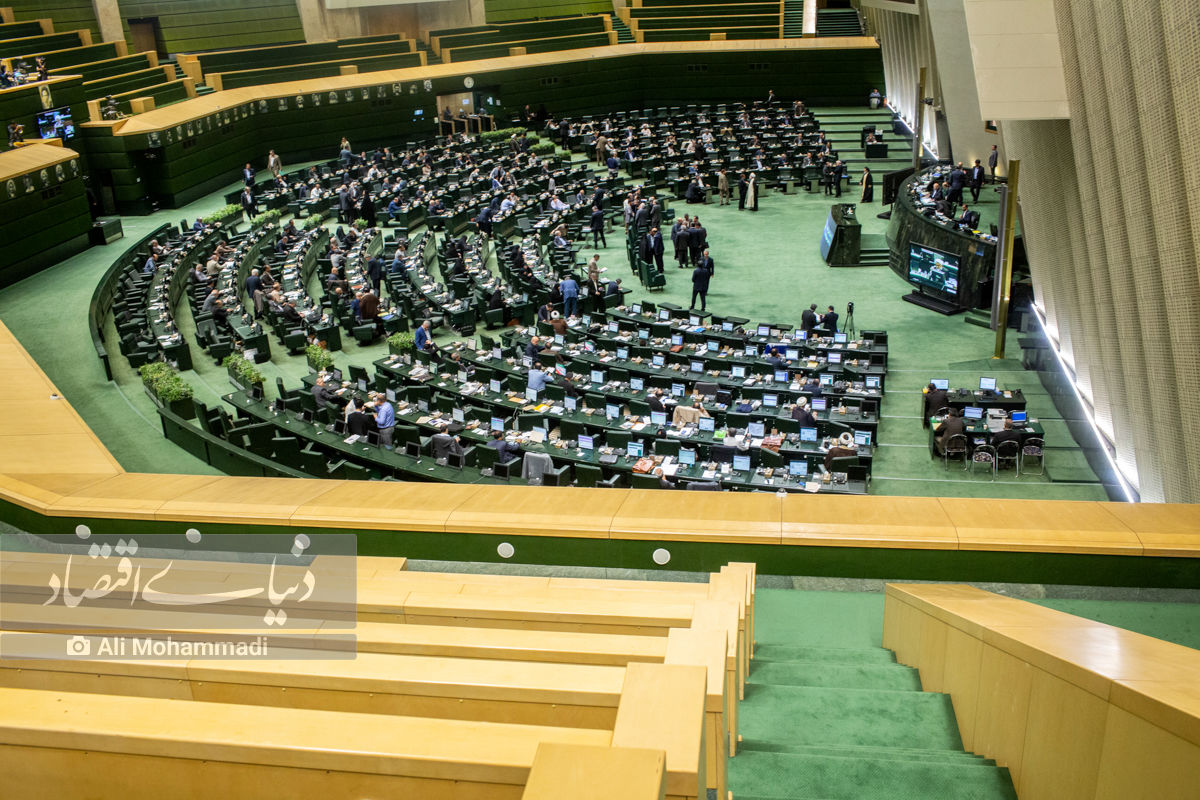 عارف به مجلس رفت