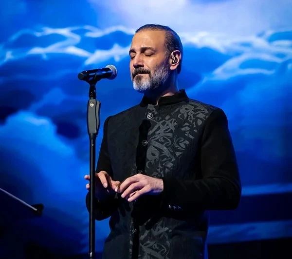 شوخی جالب علیرضا قربانی با تیپ همایون شجریان در کنسرتش + فیلم