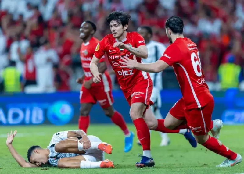 فریاد آزمون مقابل چشمان ستاره آرسنال (عکس)