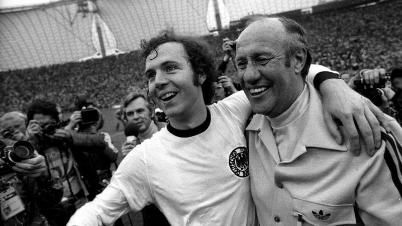 مشهورترین گزارشگر فوتبال 90 ساله شد