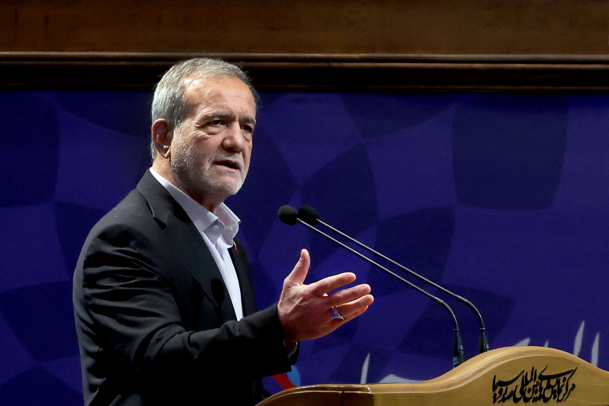 رئیس جمهور: از توسعه واقعی کشور غافل بودهایم