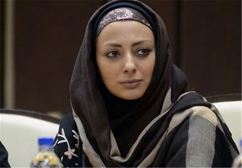 سر و کله بازیگر سریال آلا با یک تیپ جذاب پیدا شد | نفیسه روشن با ست طلایی اش همه رو غافلگیر کرد