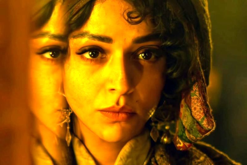 جذابیت بیش از حد بازیگر سریال شکارگاه با استایل سفید | سوگل خلیق با این عکس هوش از سر همه برد