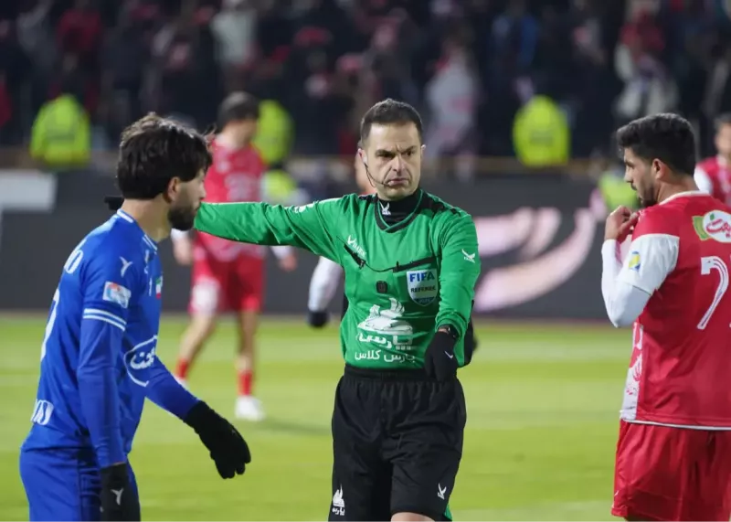 بنیادی‌فر پرسپولیس - سپاهان را فیلمبرداری می‌کند