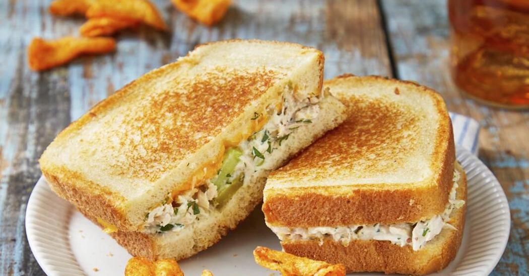 طرز تهیه ساندویچ تن ماهی ؛ یک غذای سریع برای شام