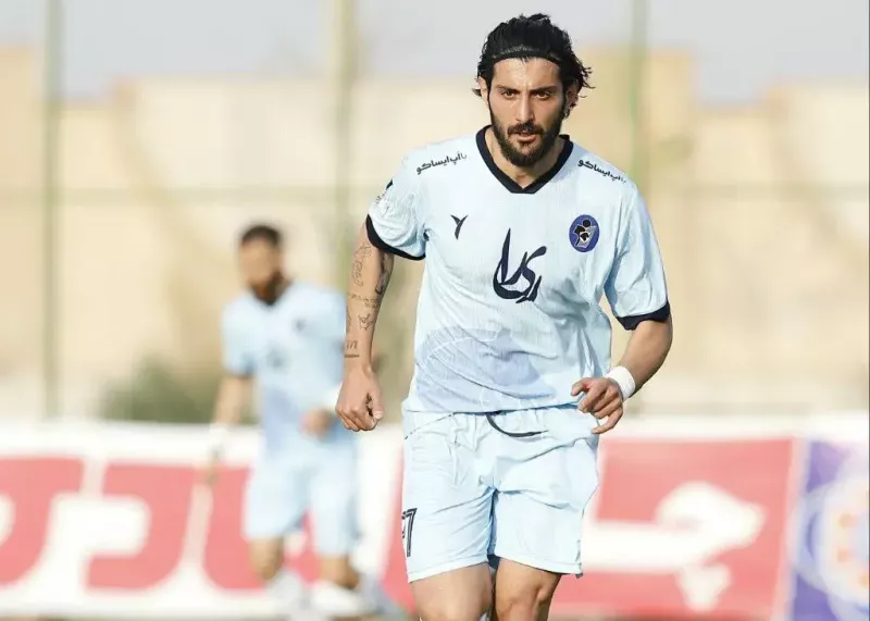 آقای گل سابق، دفاع راست شد!