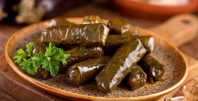 طرز تهیه دلمه برگ مو به روش تبریزی‌ها
