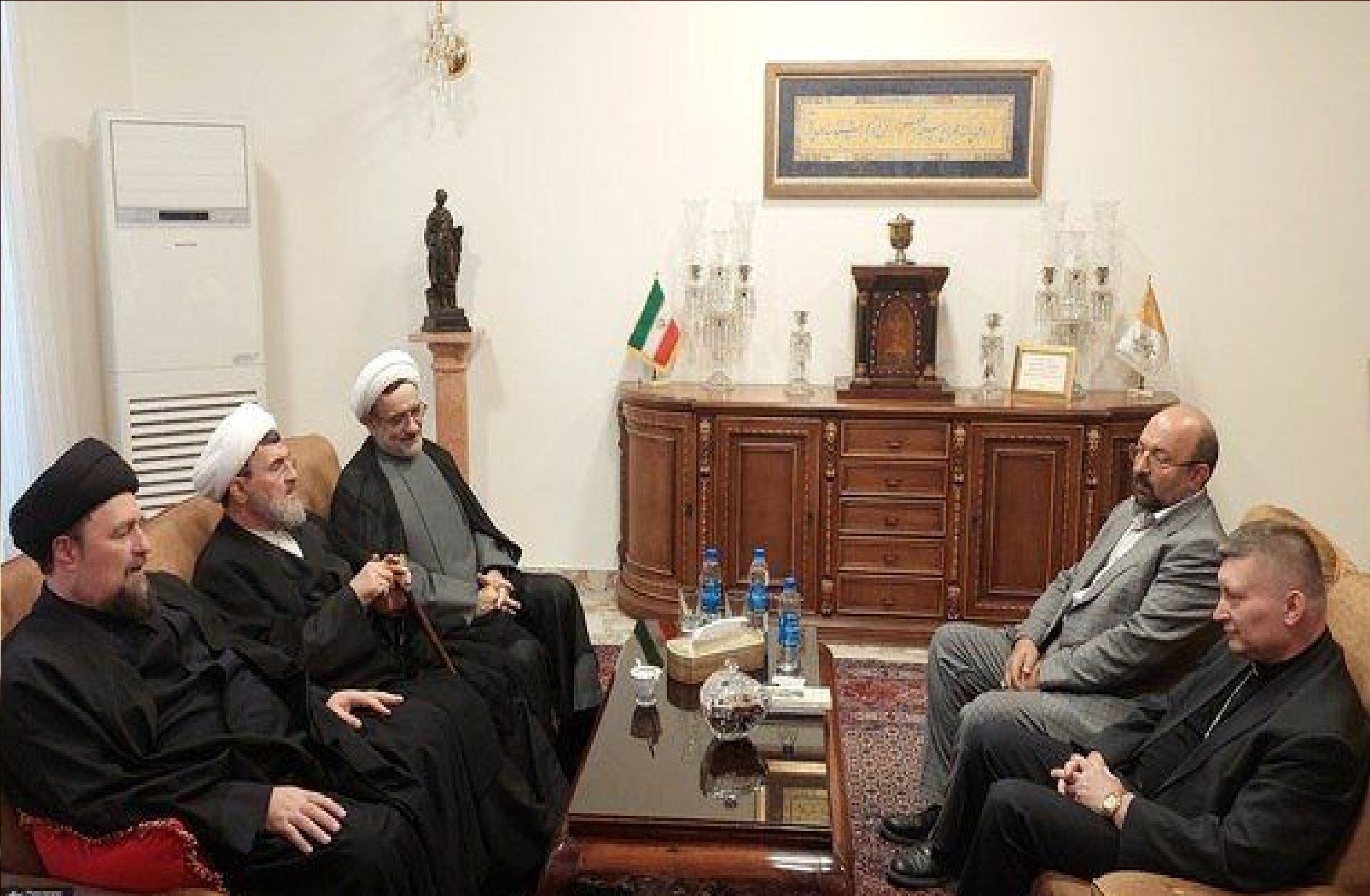 حضور سیدحسن خمینی در سفارت واتیکان برای‌ تسلیت‌گویی درگذشت پاپ